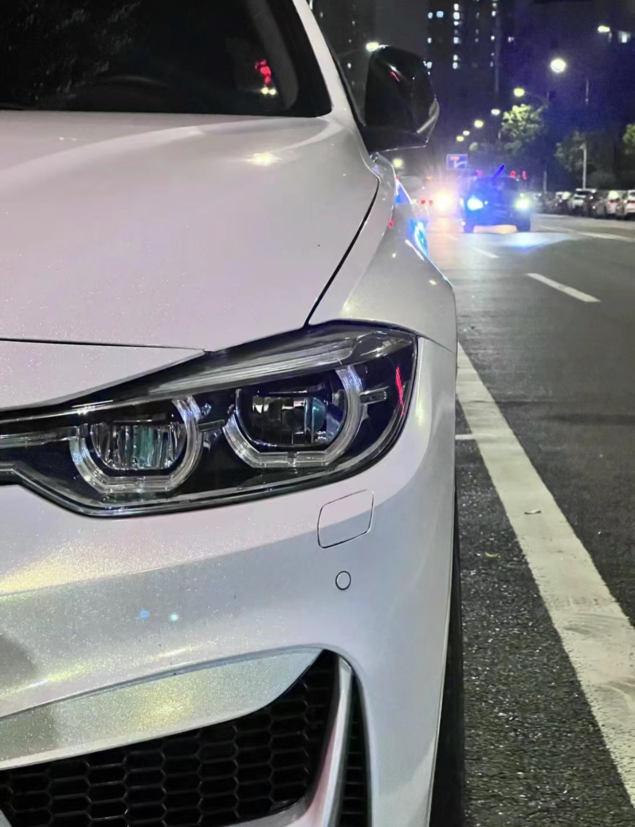 Ravoony Plus Glossy Diamond Gold White Car Wrap