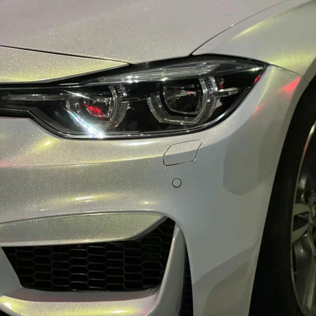 Ravoony Plus Glossy Diamond Gold White Car Wrap