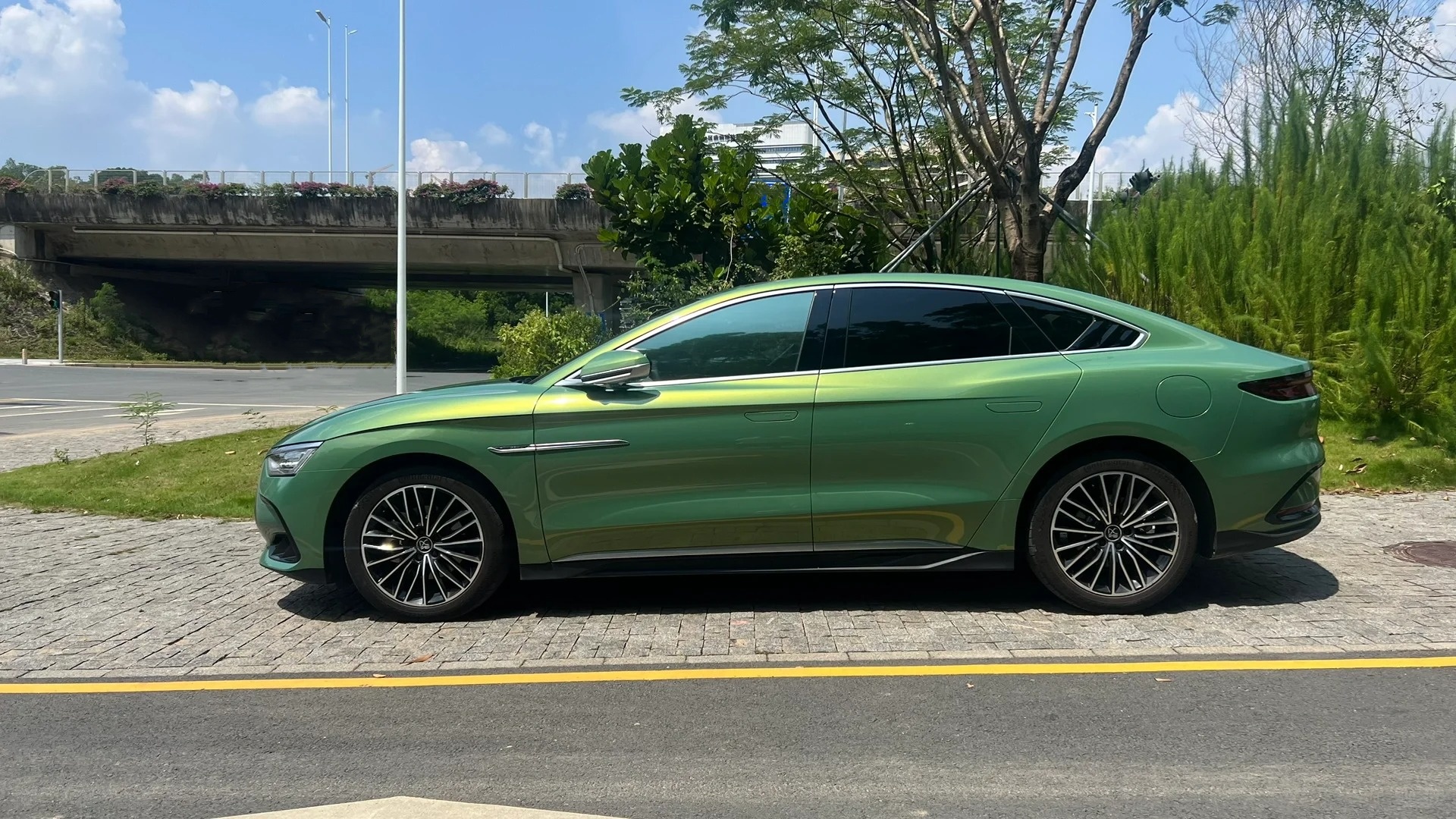 Ravoony Basic Gloss Aston Martin Iridescent Emerald Green Car Wrap