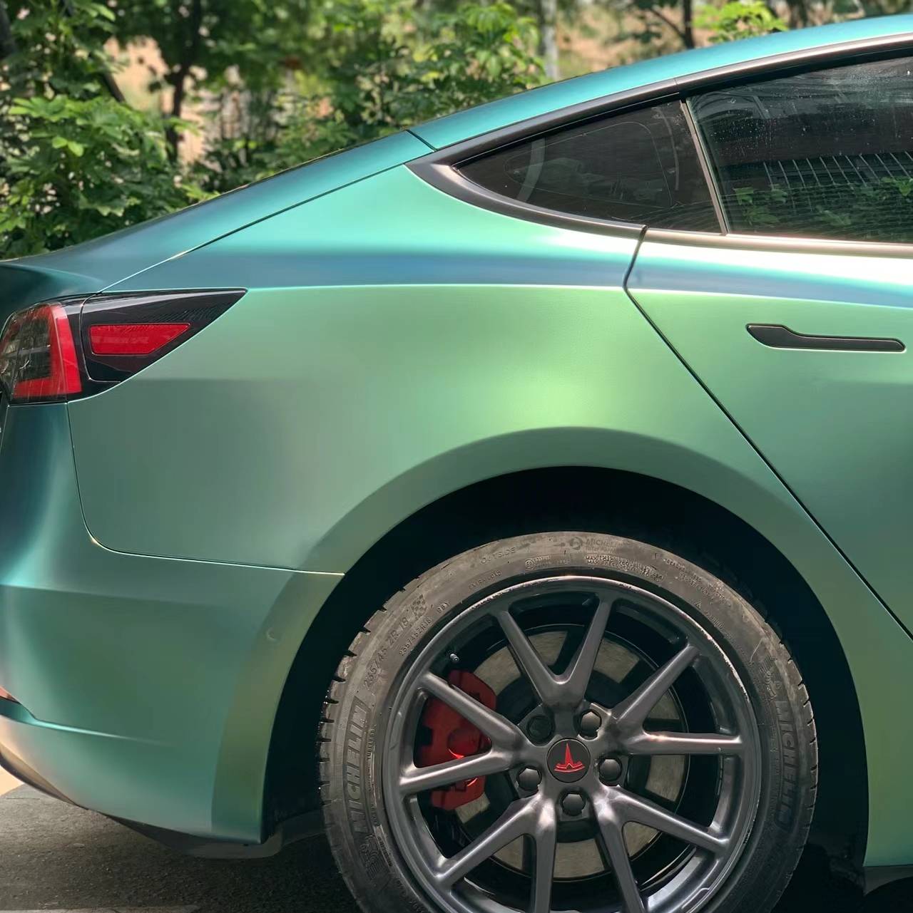 Ravoony Plus Matte Chameleon Spring Green Car Wrap