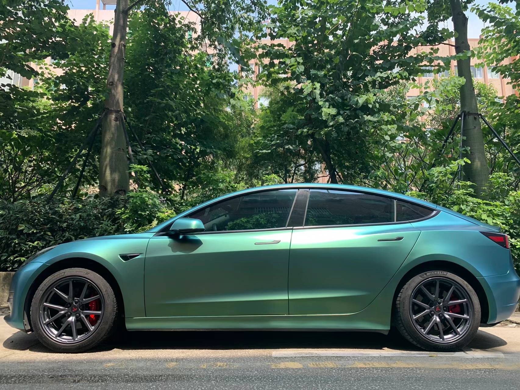 Ravoony Plus Matte Chameleon Spring Green Car Wrap