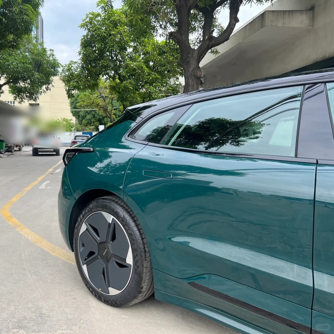 Ravoony Basic BMW Gloss British Racing Green Vinyl Car Wrap