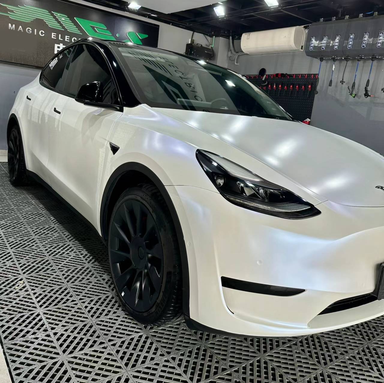 Ravoony Plus Matte Pure Metallic White to Blue Car Vinyl Wrap