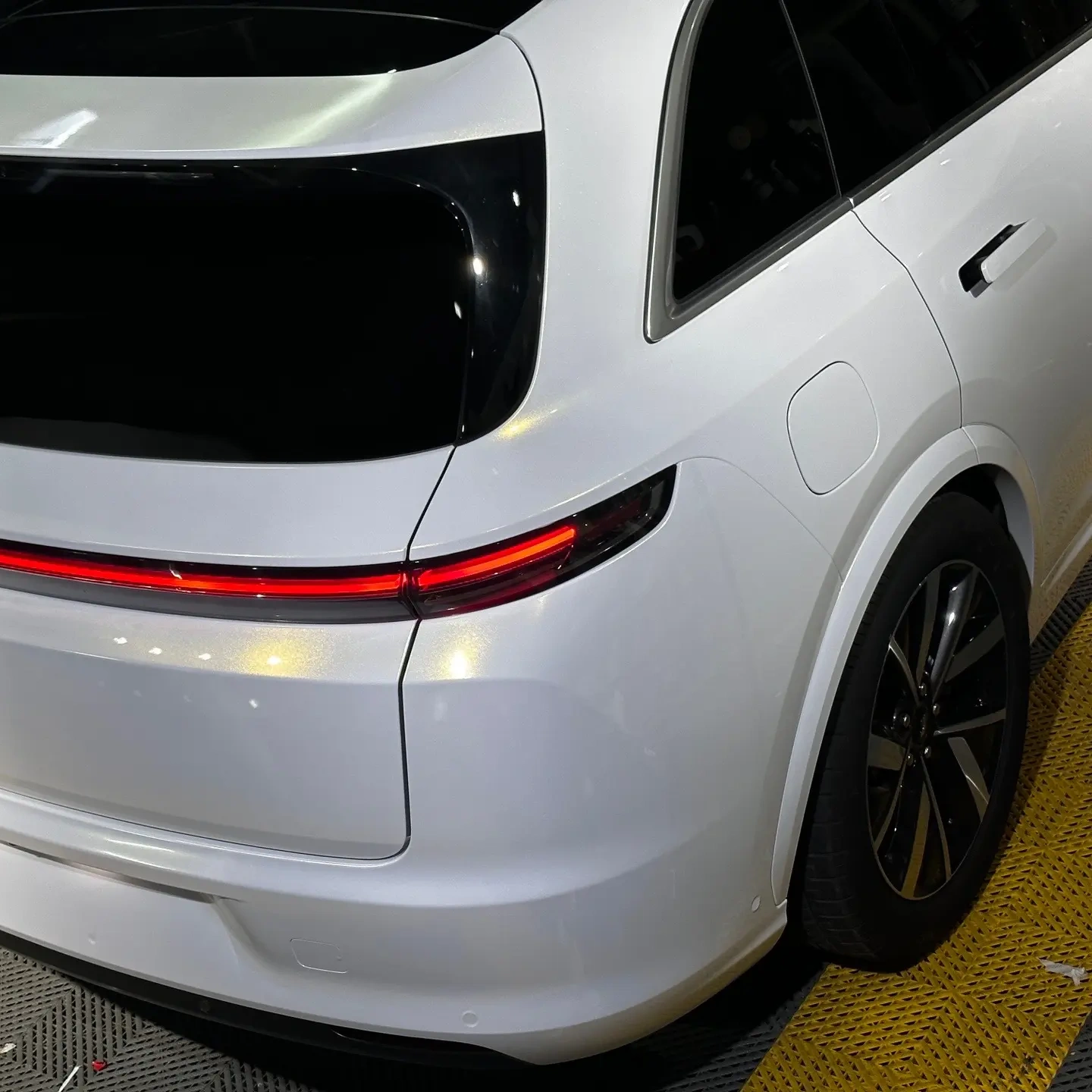 Ravoony Basic Gloss Pearlized White Gold Car Wrap