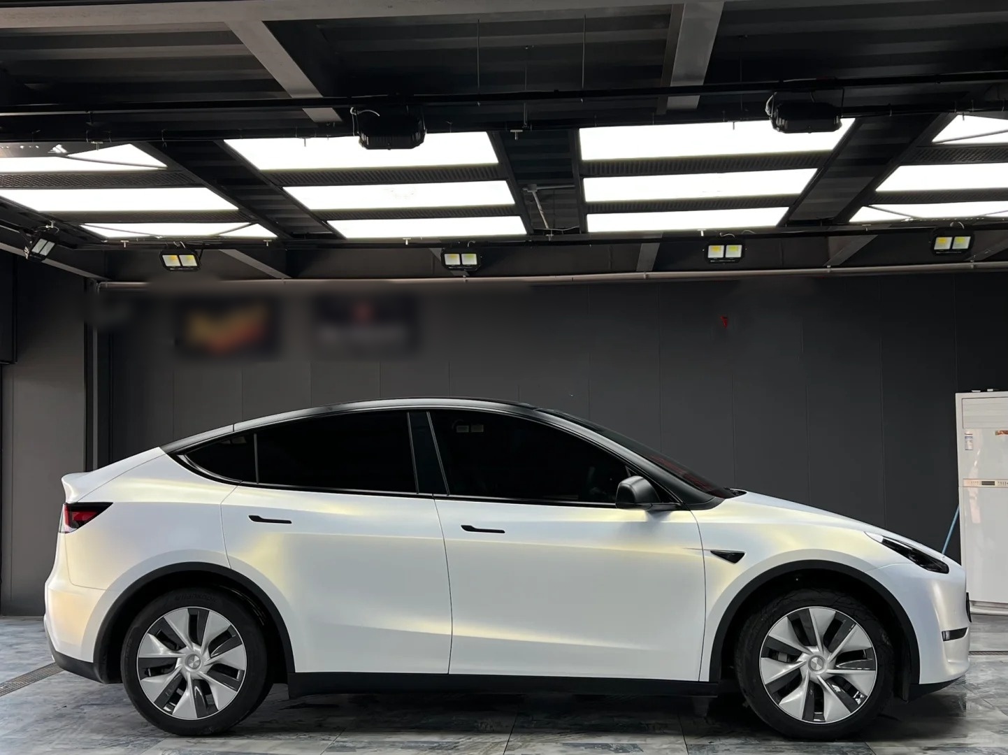 Ravoony Basic Satin Ceramic White to Gold Car Wrap