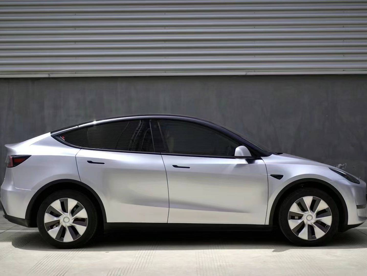 Ravoony Plus PET Glossy Audi Fleuret Silver Vinyl Car Wrap