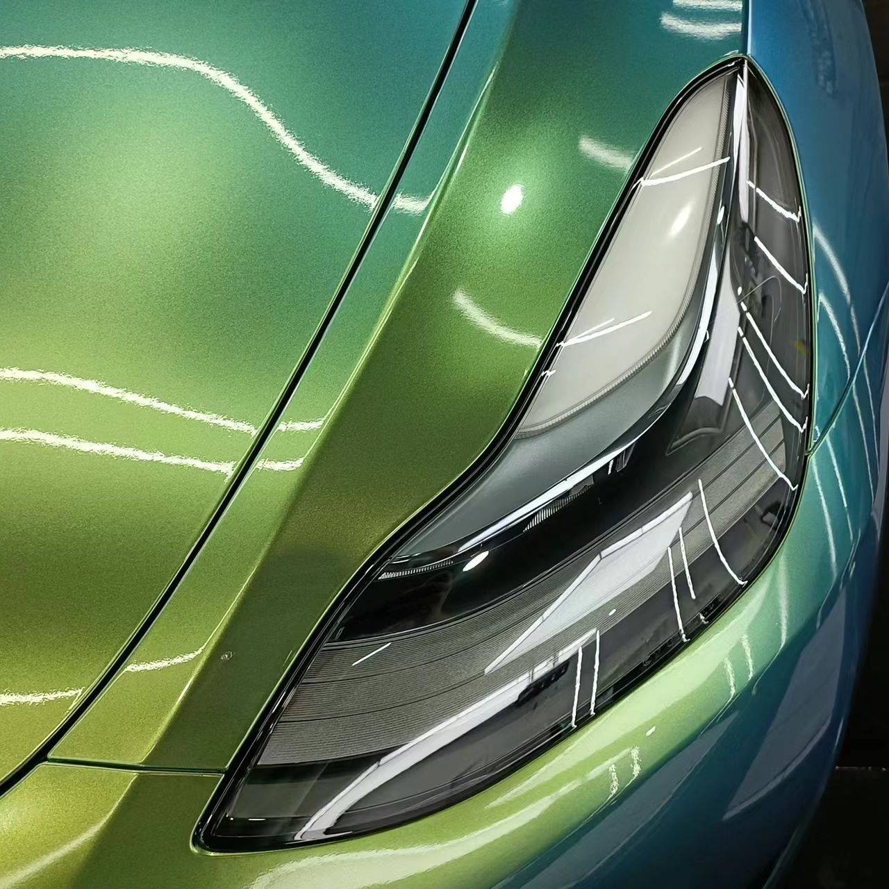 Ravoony Plus Glossy Chameleon Spring Green Car Wrap