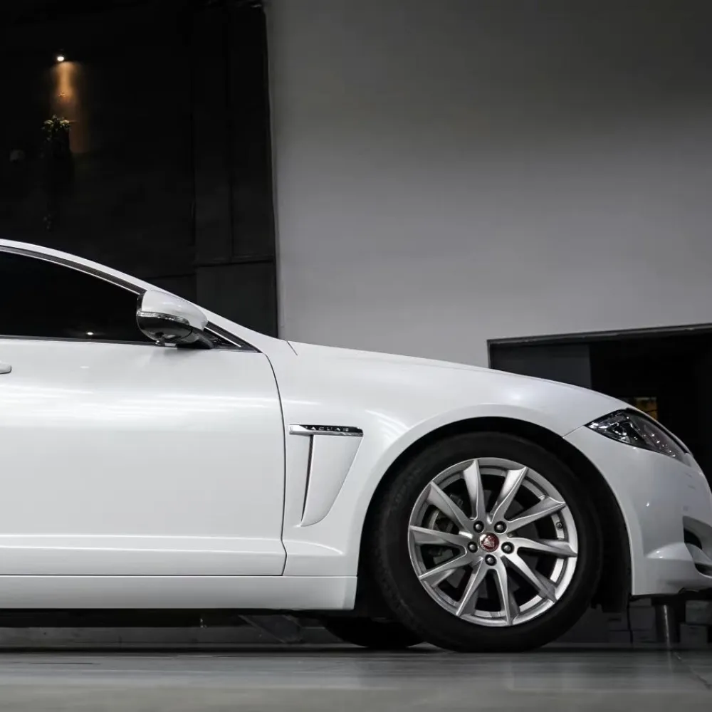 Ravoony Plus Gloss Shell White Car Wrap