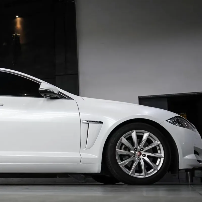Ravoony Plus Gloss Shell White Car Wrap