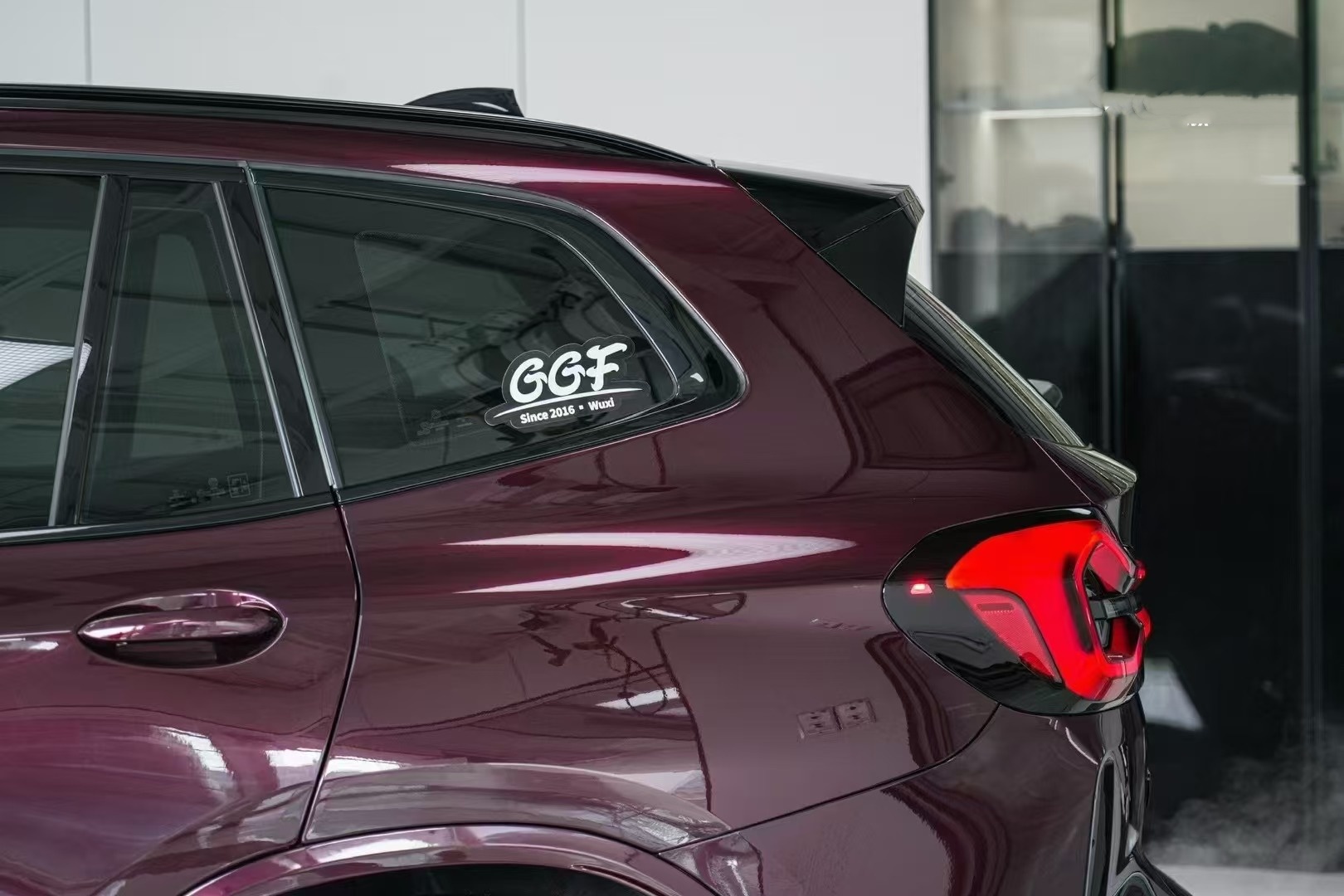 Ravoony Plus PET Gloss Glaze Black Red Vinyl Wrap