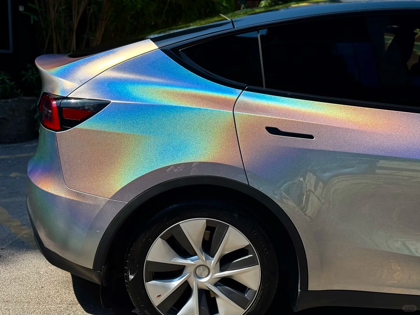 Ravoony Plus Ultra Gloss Iridescent Laser Silver Car Wrap