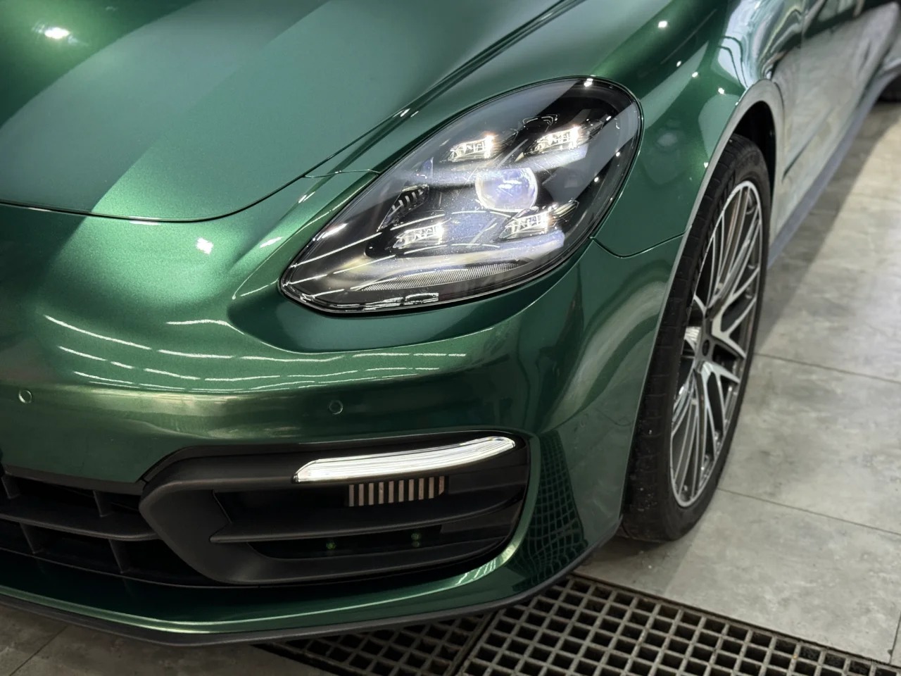 Ravoony Plus PET Glossy Metallic Emerald Green Car Wrap