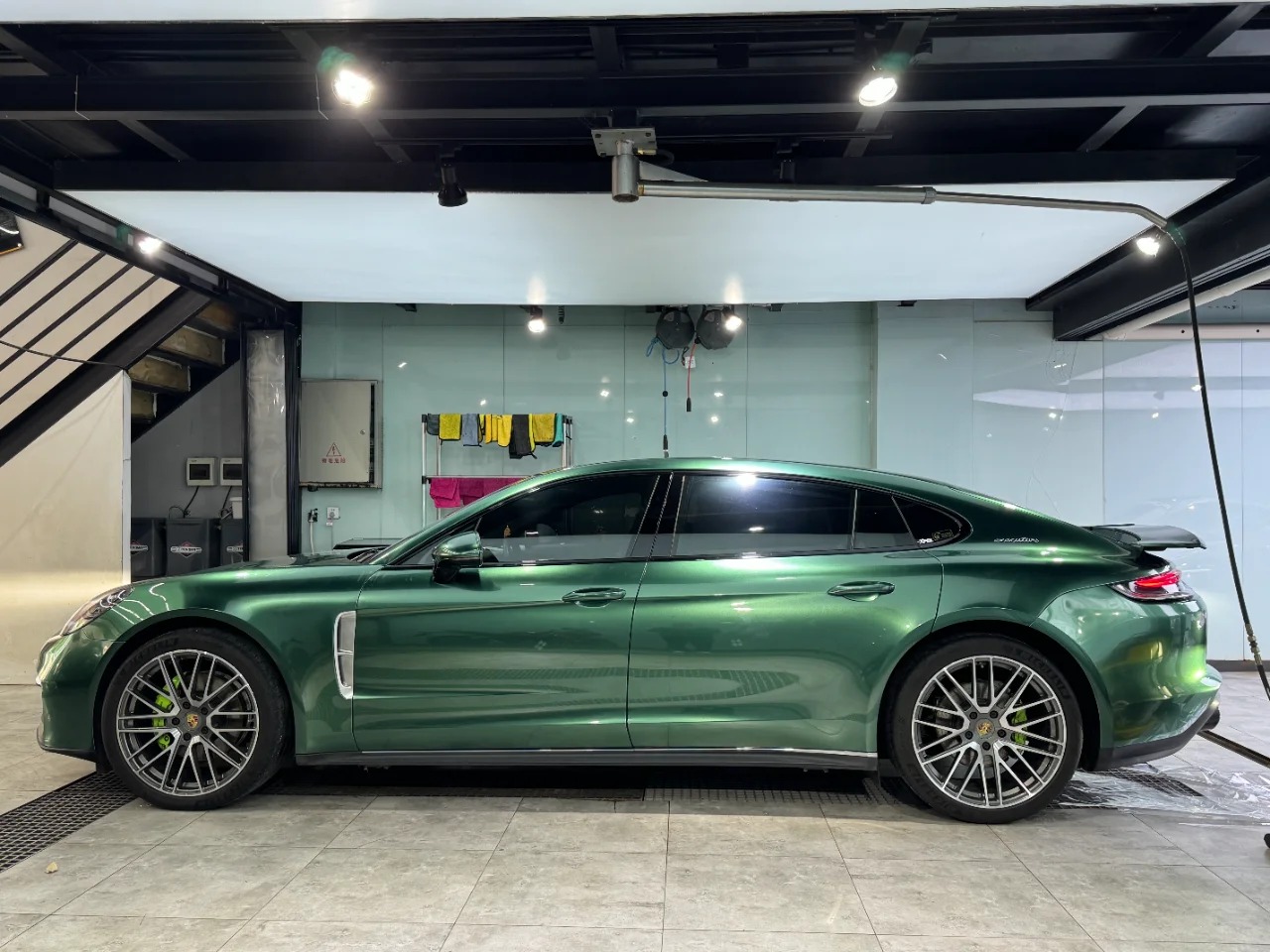 Ravoony Plus PET Glossy Metallic Emerald Green Car Wrap