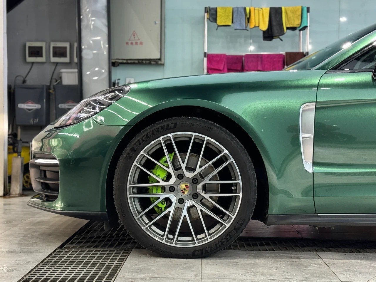 Ravoony Plus PET Glossy Metallic Emerald Green Car Wrap