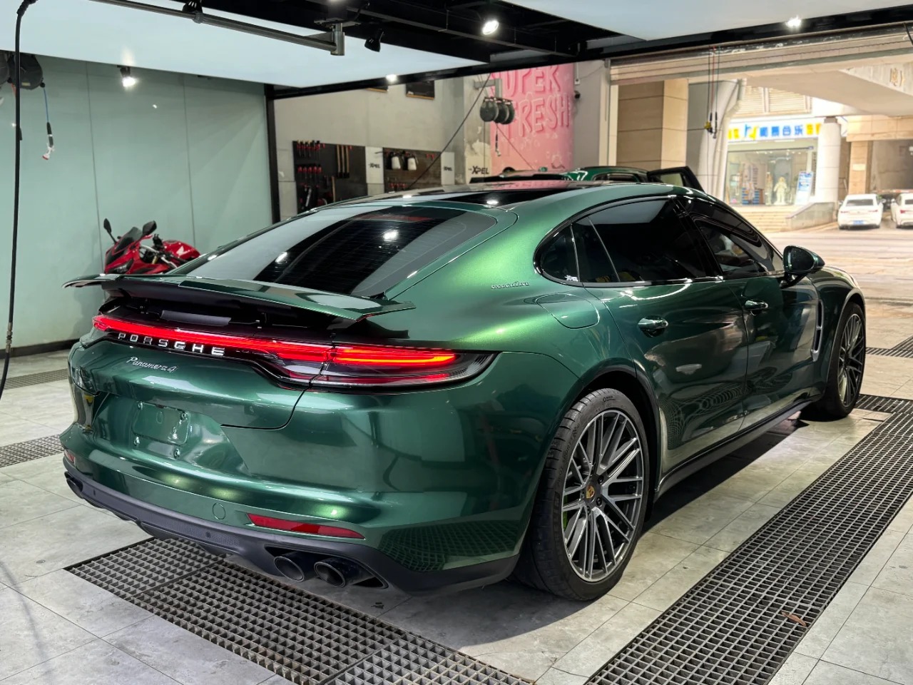 Ravoony Plus PET Glossy Metallic Emerald Green Car Wrap