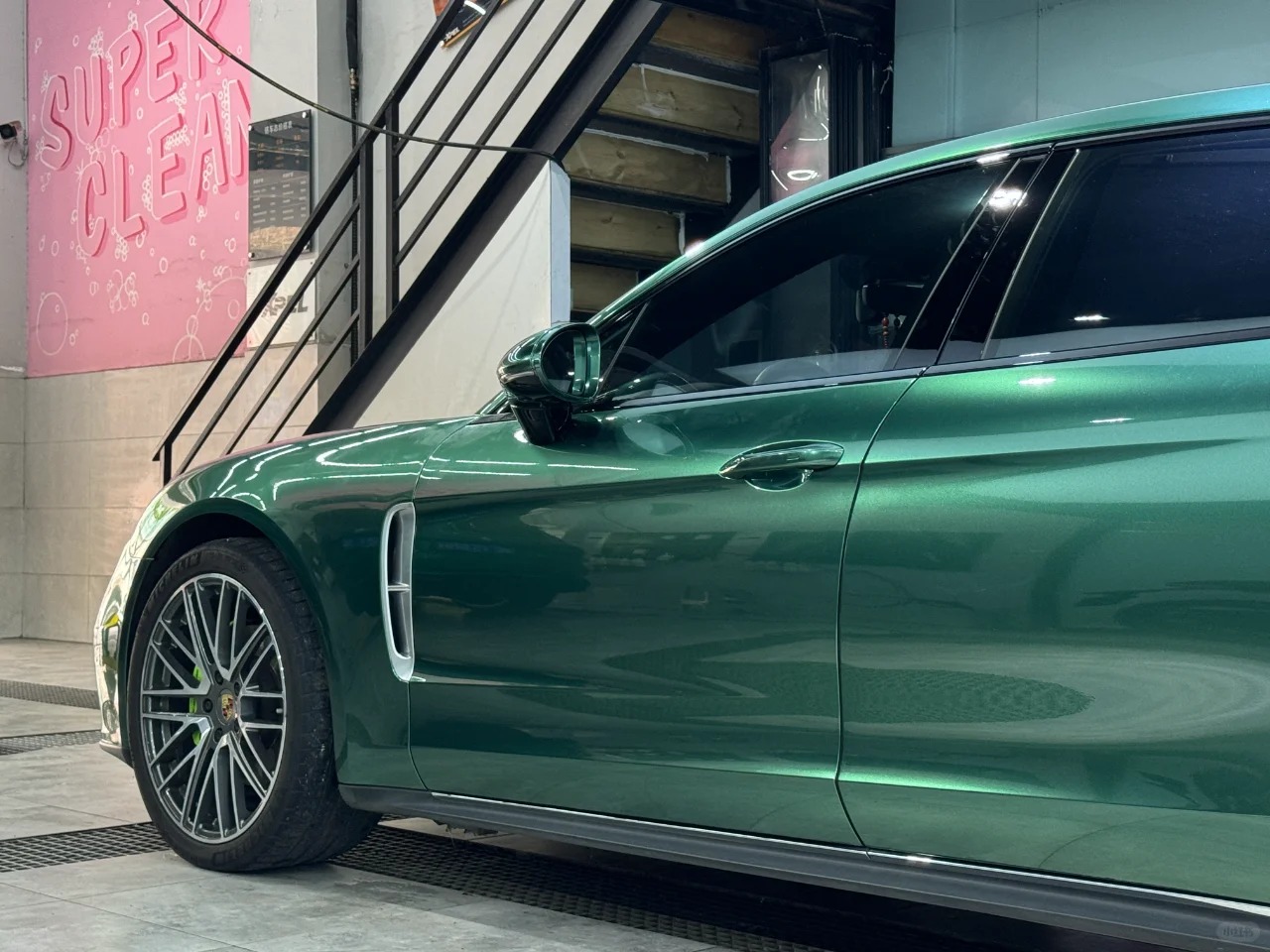 Ravoony Plus PET Glossy Metallic Emerald Green Car Wrap