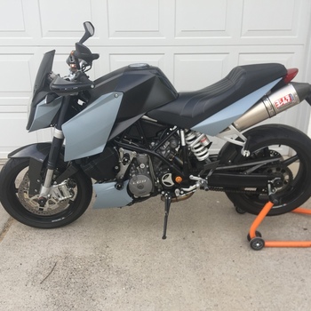 Ravoony Matte Liquid Silver Car Vinyl Wrap review 1