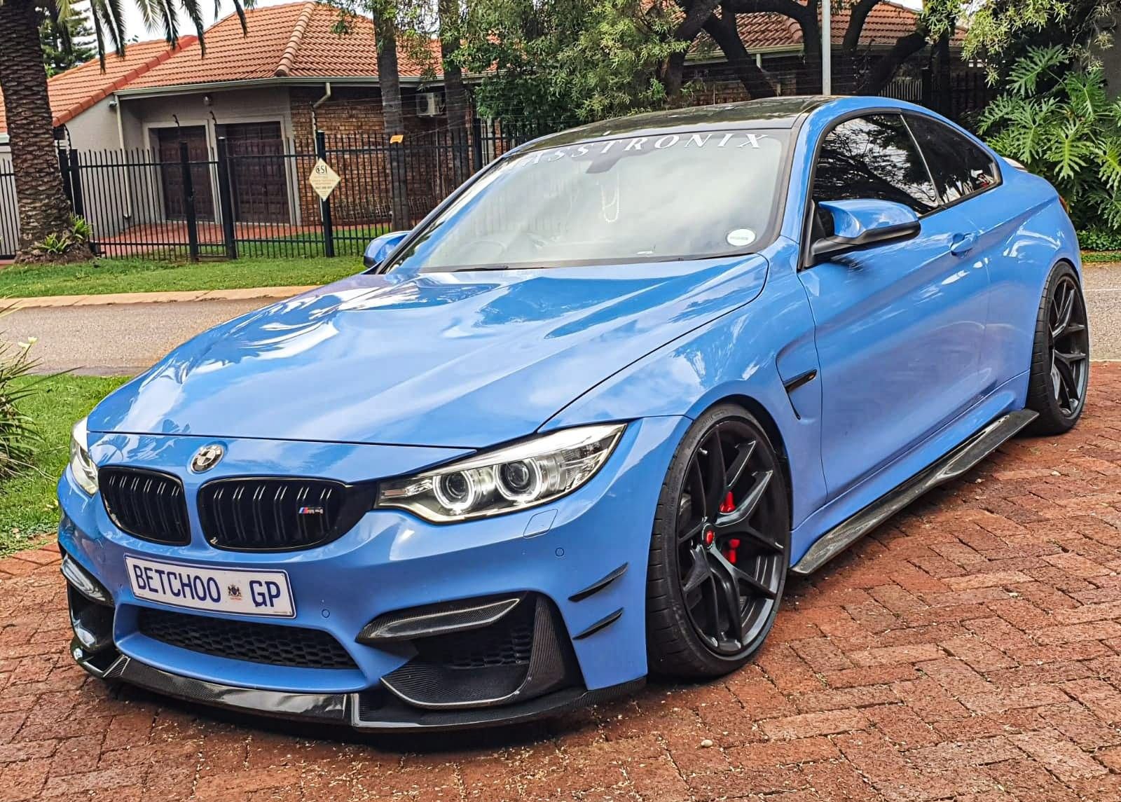 Ravoony Plus Gloss Abudhabi Blue Car Vinyl Wrap review Zahia Mokrani 01