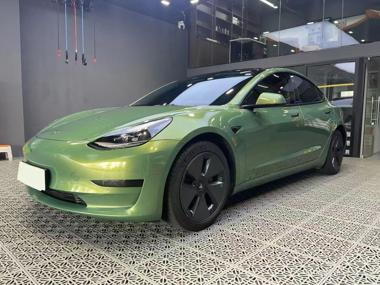 Ravoony Plus Gloss Aston Martin Iridescent Emerald Green Car Wrap review Eli Haney 00