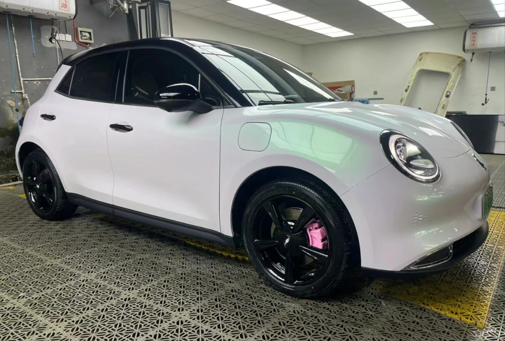 Ravoony Plus Gloss Aurora White Car Vinyl Wrap review Gil bruck 01