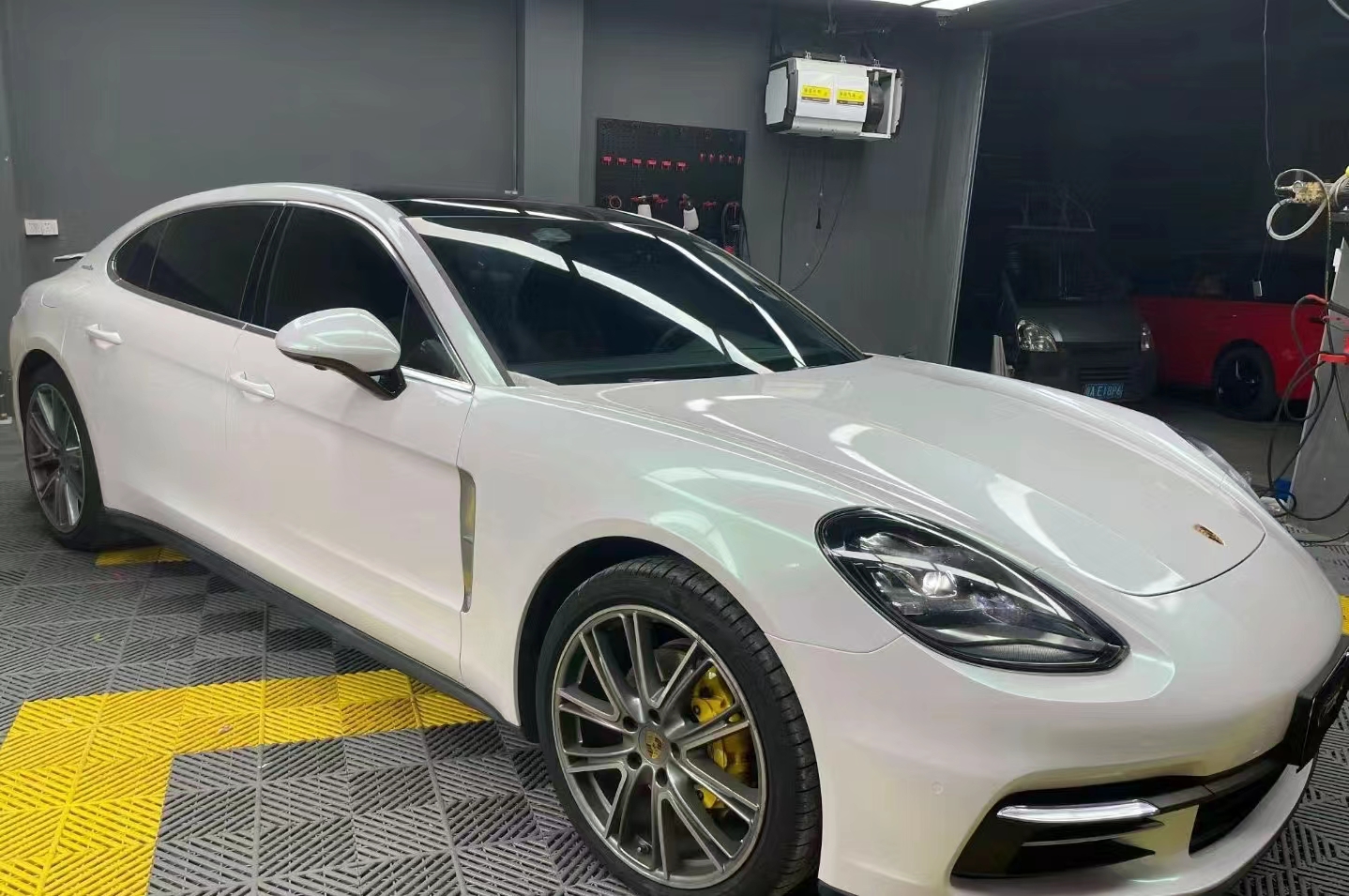 Ravoony Plus Gloss Aurora White Car Vinyl Wrap review Tabea Steinig 02