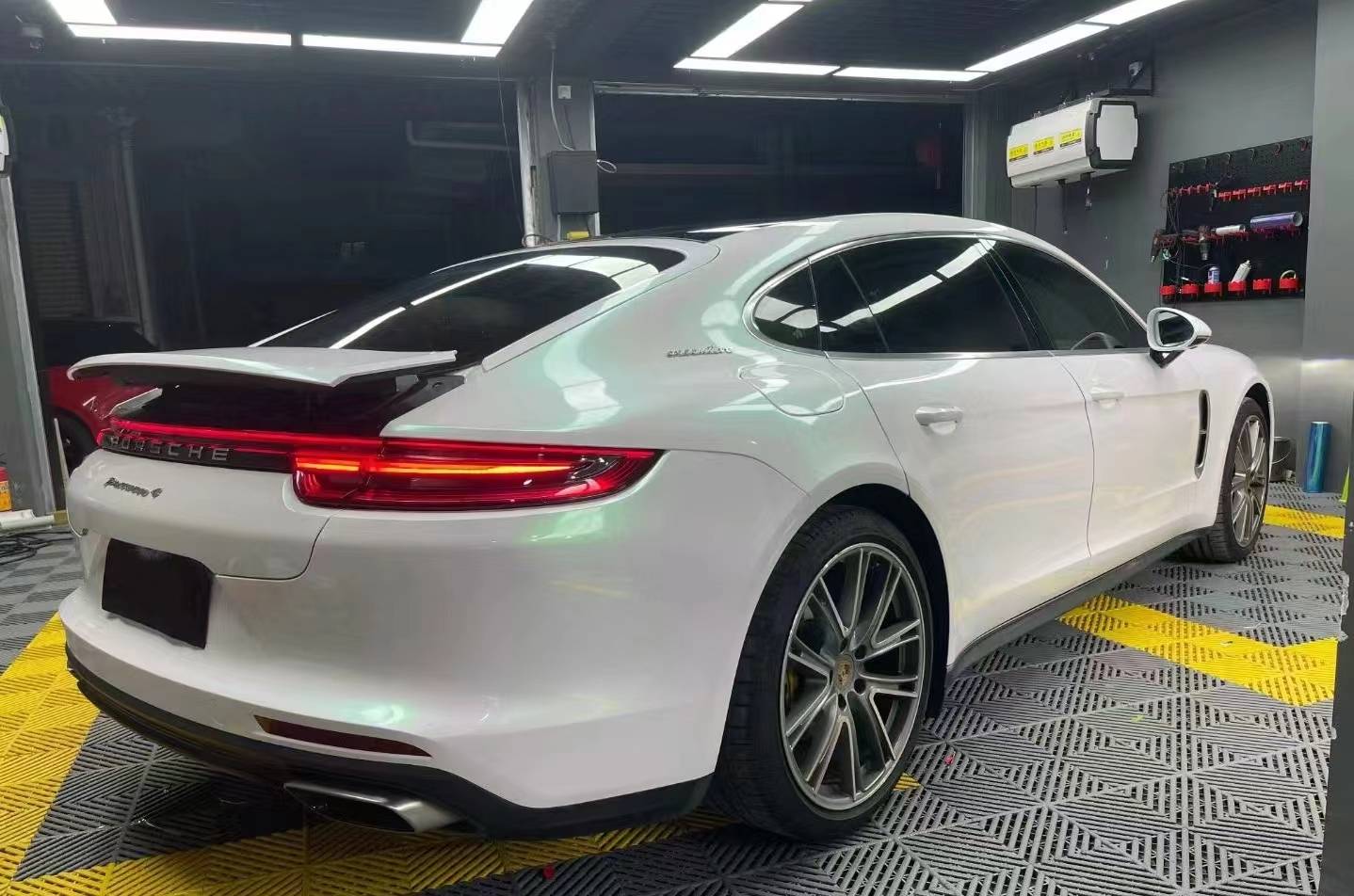 Ravoony Plus Gloss Aurora White Car Vinyl Wrap review Tabea Steinig 03