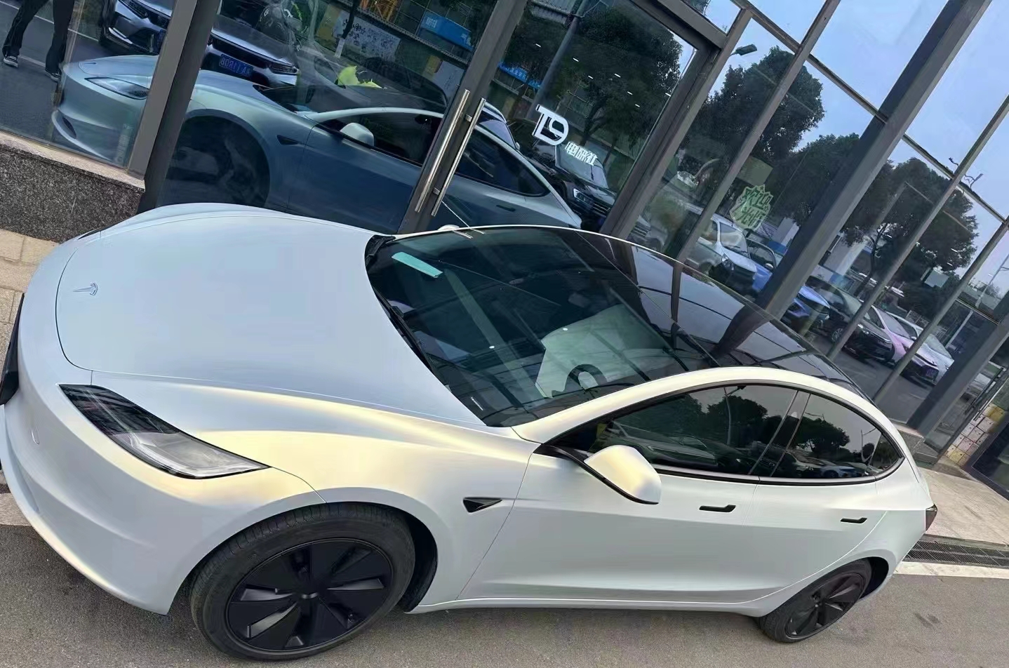 Ravoony Plus Ultra-Matte Gold Blue Car Vinyl Wrap review Kateřina Dvořáková