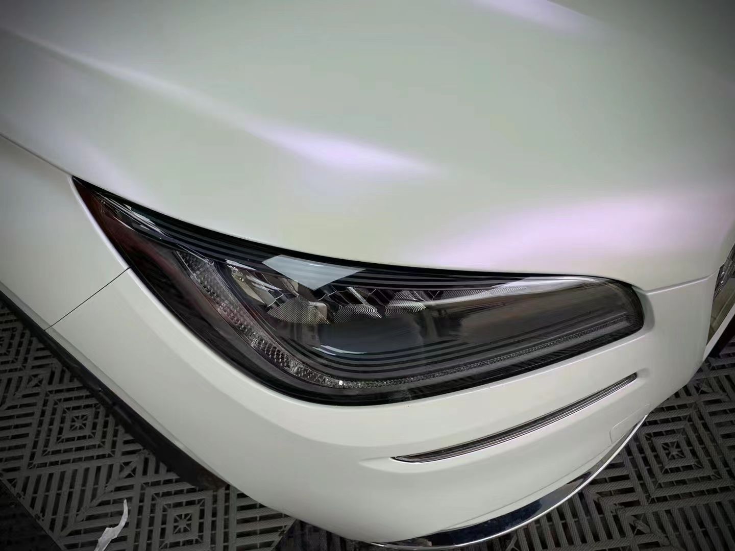 Ravoony Plus Pure Metallic White To Purple Vinyl Car Wrap review Alzbeta Galgociova 03