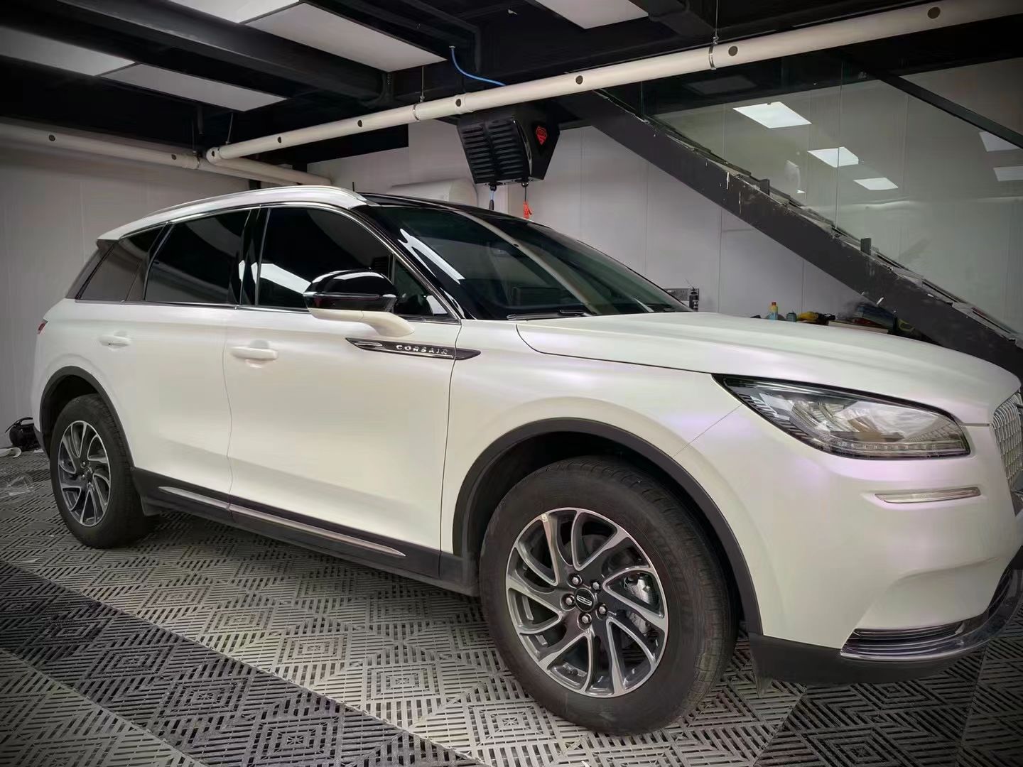 Ravoony Plus Pure Metallic White To Purple Vinyl Car Wrap review Alzbeta Galgociova 01