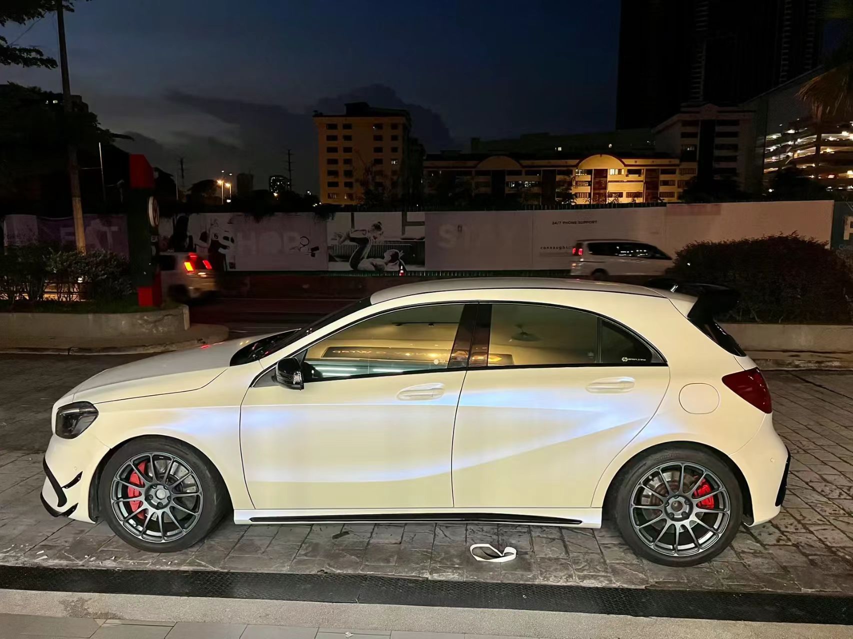 Ravoony Plus Matte Pure Metallic White to Blue Car Vinyl Wrap review Tomáš Seszták 02