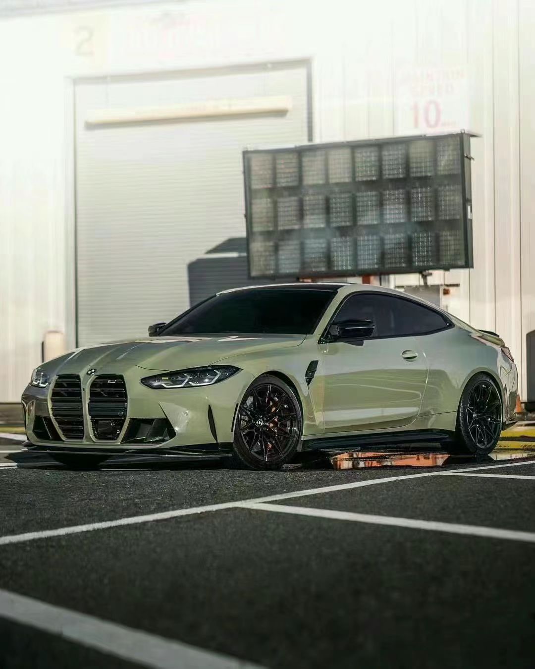 Ravoony Plus Gloss Khaki Green Car Vinyl Wrap review Karel Roubicek 01