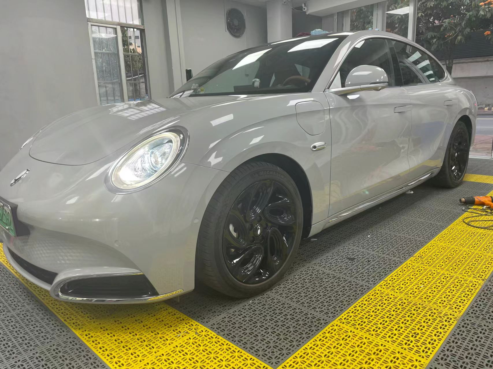 Ravoony Plus Glossy Agate Grey Car Wrap review Lucas Avdoulos 01