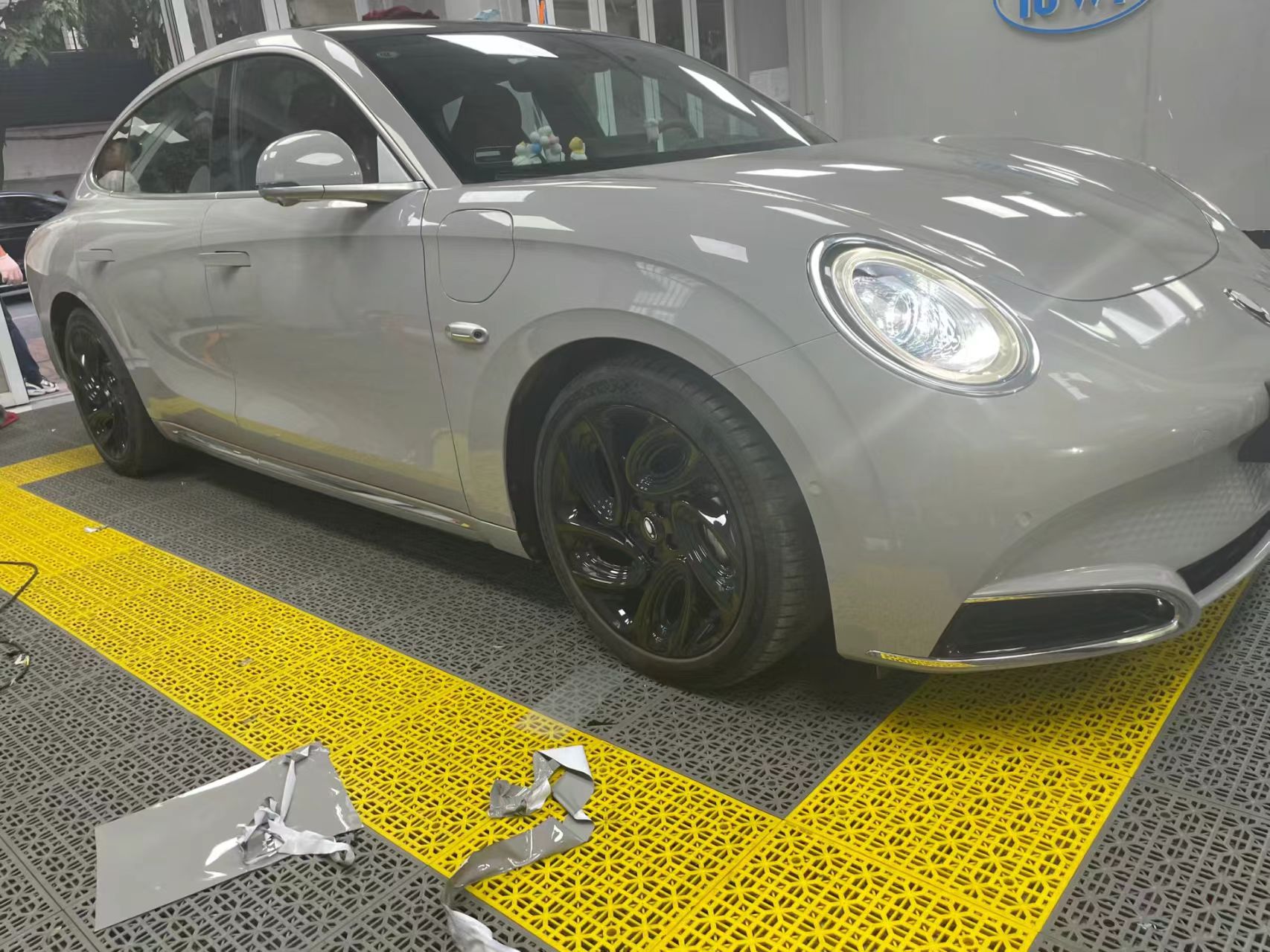 Ravoony Plus Glossy Agate Grey Car Wrap review Lucas Avdoulos 00