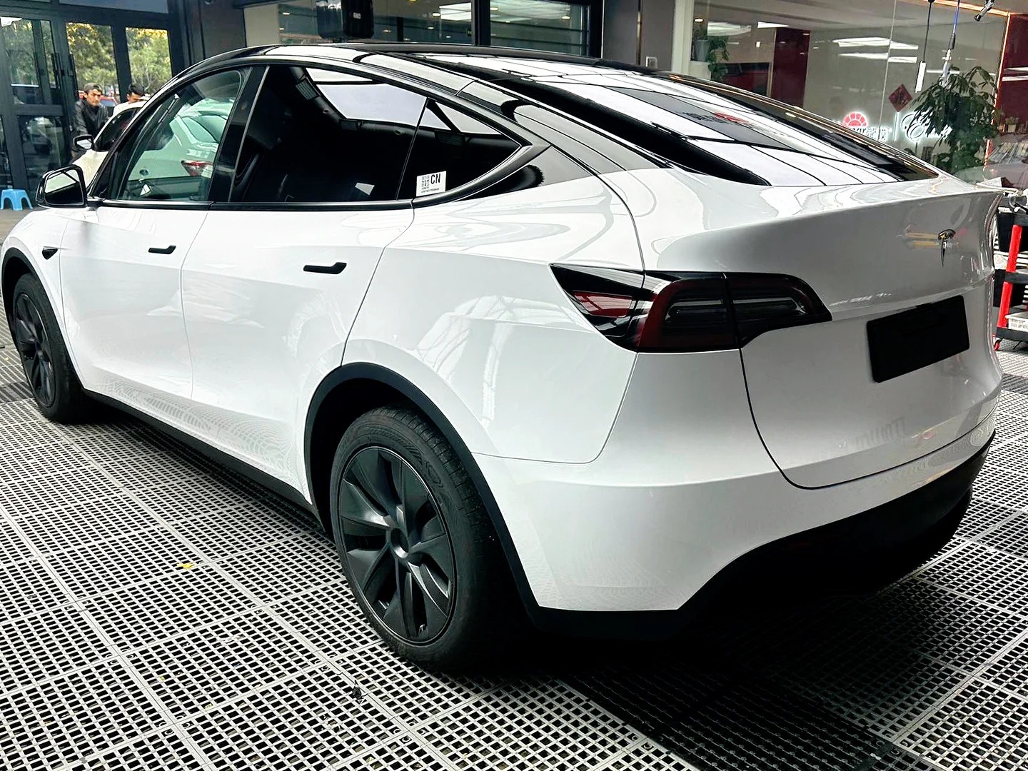 Ravoony Basic PET Glossy Crystal White Car Vinyl Wrap review 1