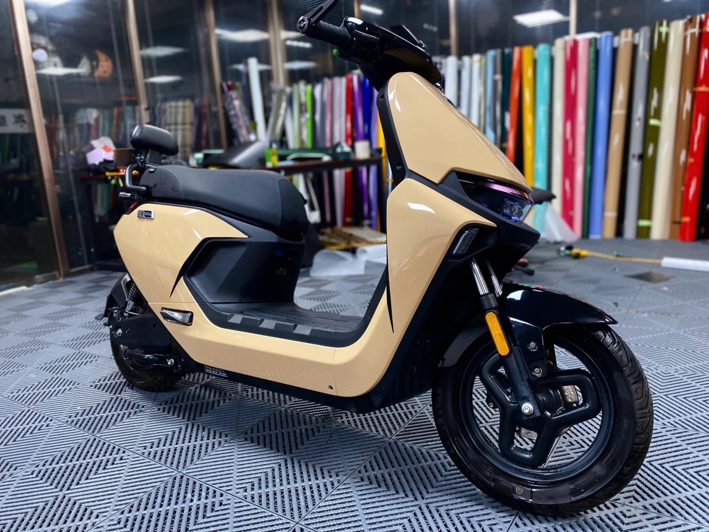 Ravoony Basic PET Gloss Sandstorm Car Wrap review Sophia Rodriguez 01