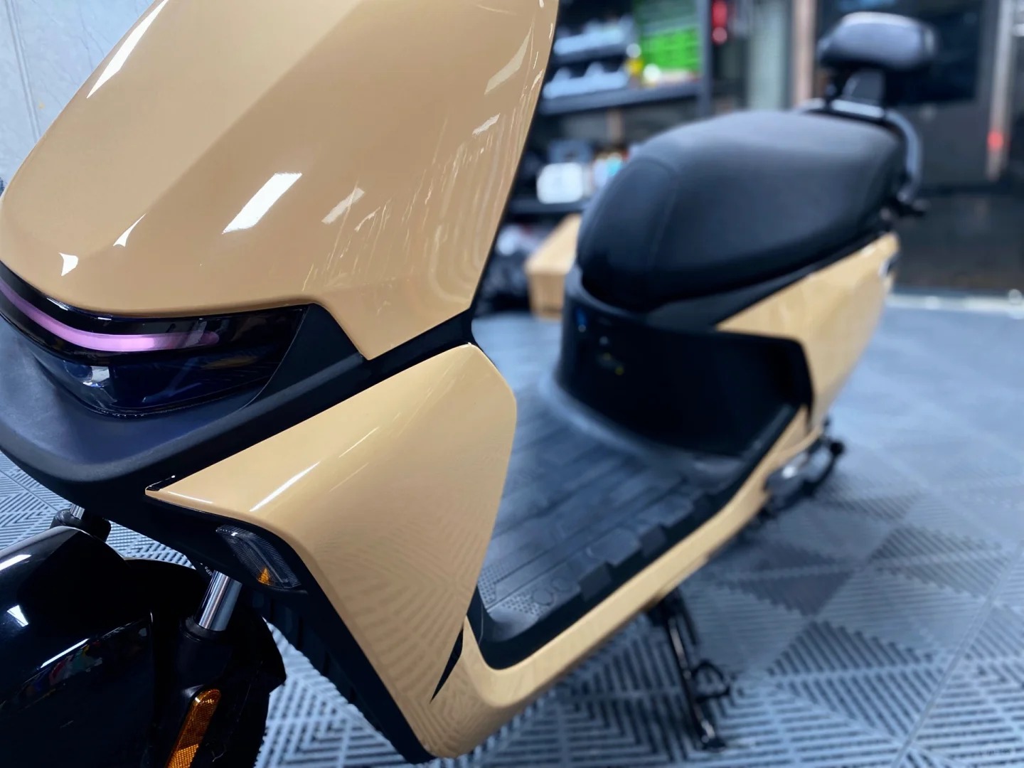 Ravoony Basic PET Gloss Sandstorm Car Wrap review Sophia Rodriguez 02