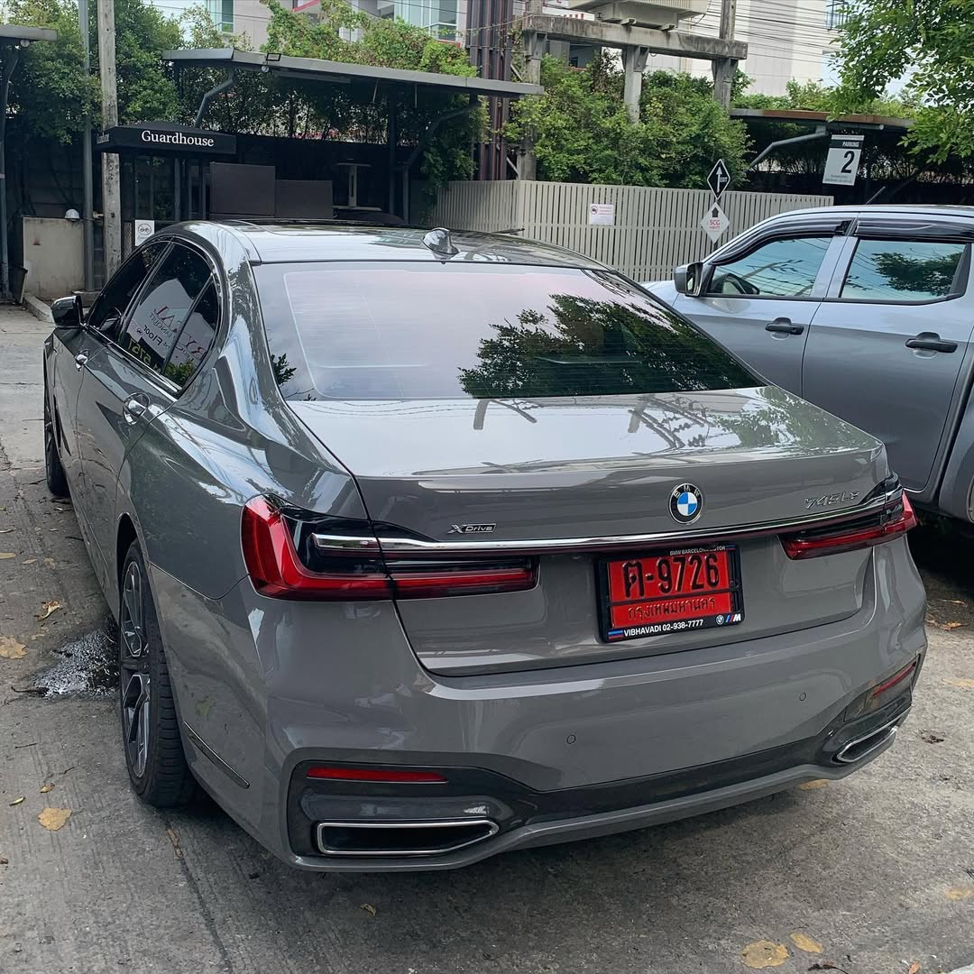 Ravoony Plus BMW Gloss Bernina Grey Car Vinyl Wrap review Nina Patel 01