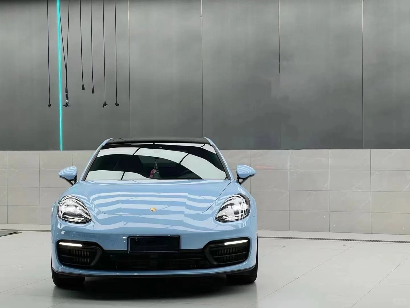 Ravoony Plus Glossy Zandvoort Blue Car Wrap review Alpha Finish Pro 01