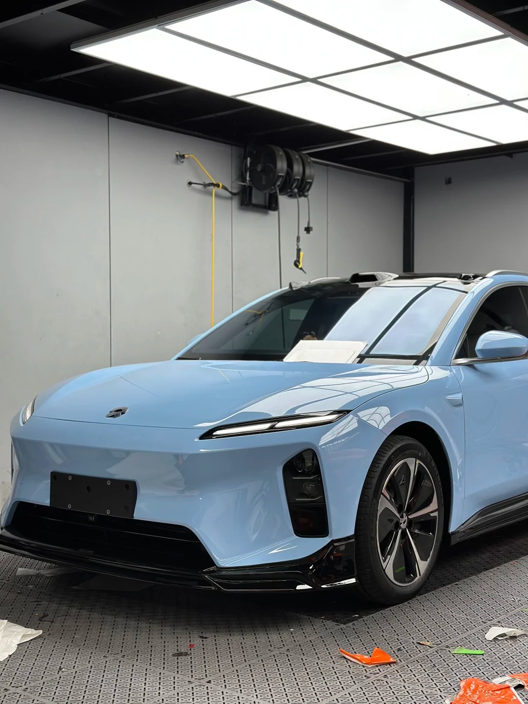 Ravoony Plus Glossy Zandvoort Blue Car Wrap review Luna Phillips 01