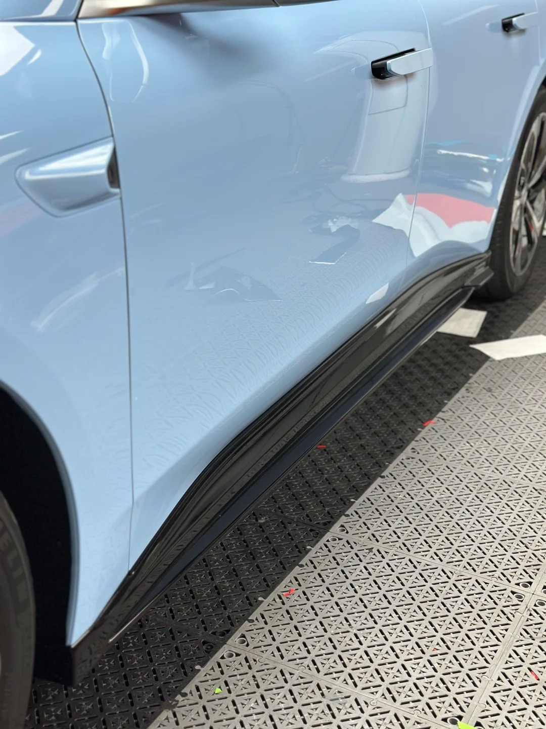 Ravoony Plus Glossy Zandvoort Blue Car Wrap review Luna Phillips 02