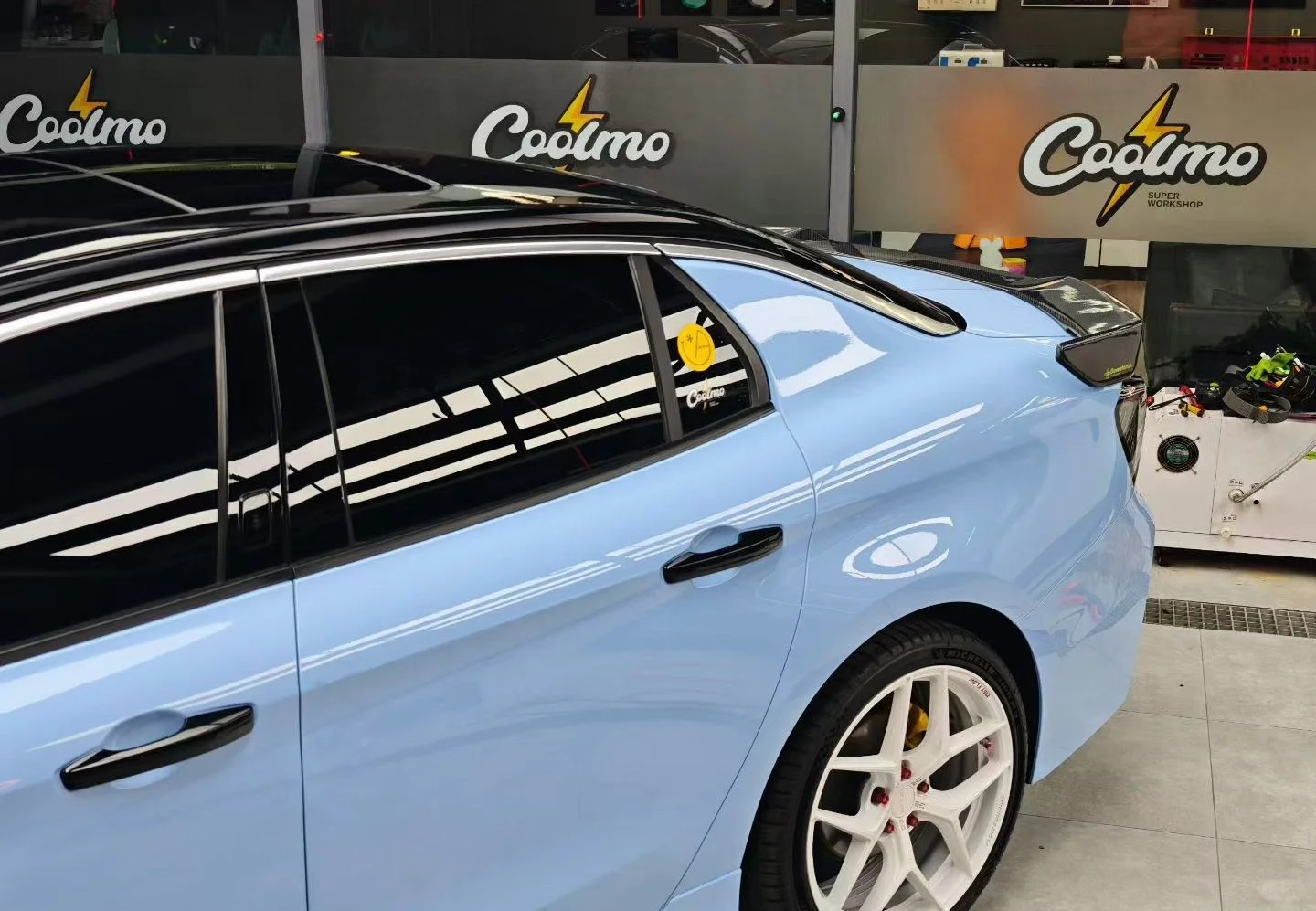 Ravoony Plus Glossy Zandvoort Blue Car Wrap review Hugo Clark 01