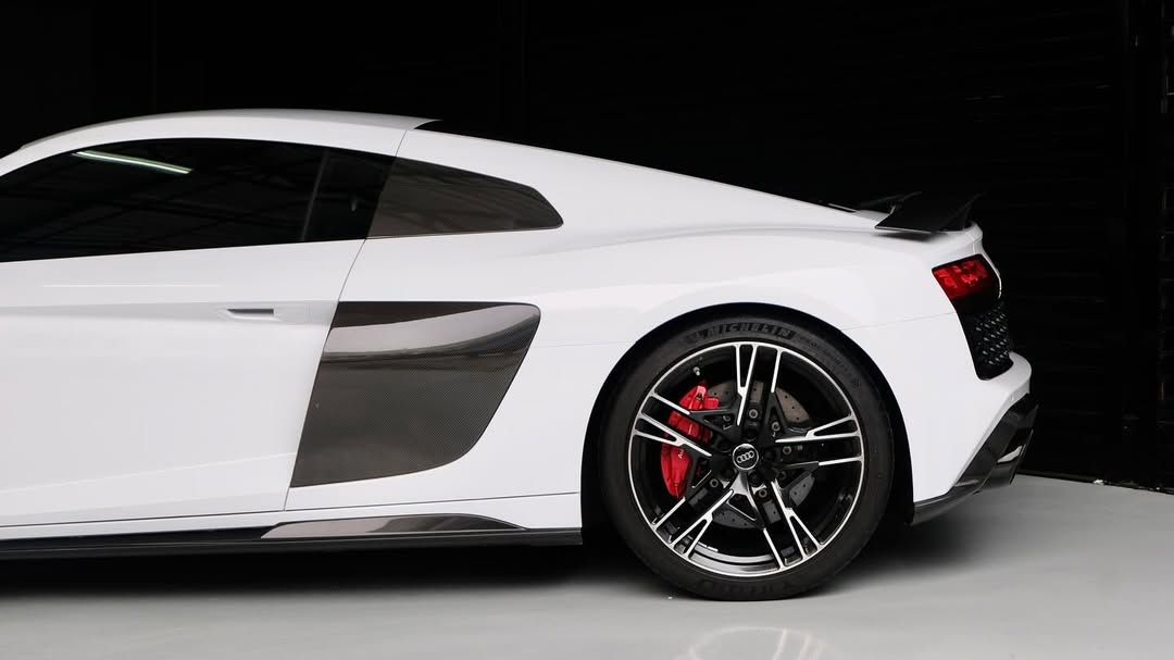 Ravoony Plus PET Gloss White Car Wrap review Orion Black 02