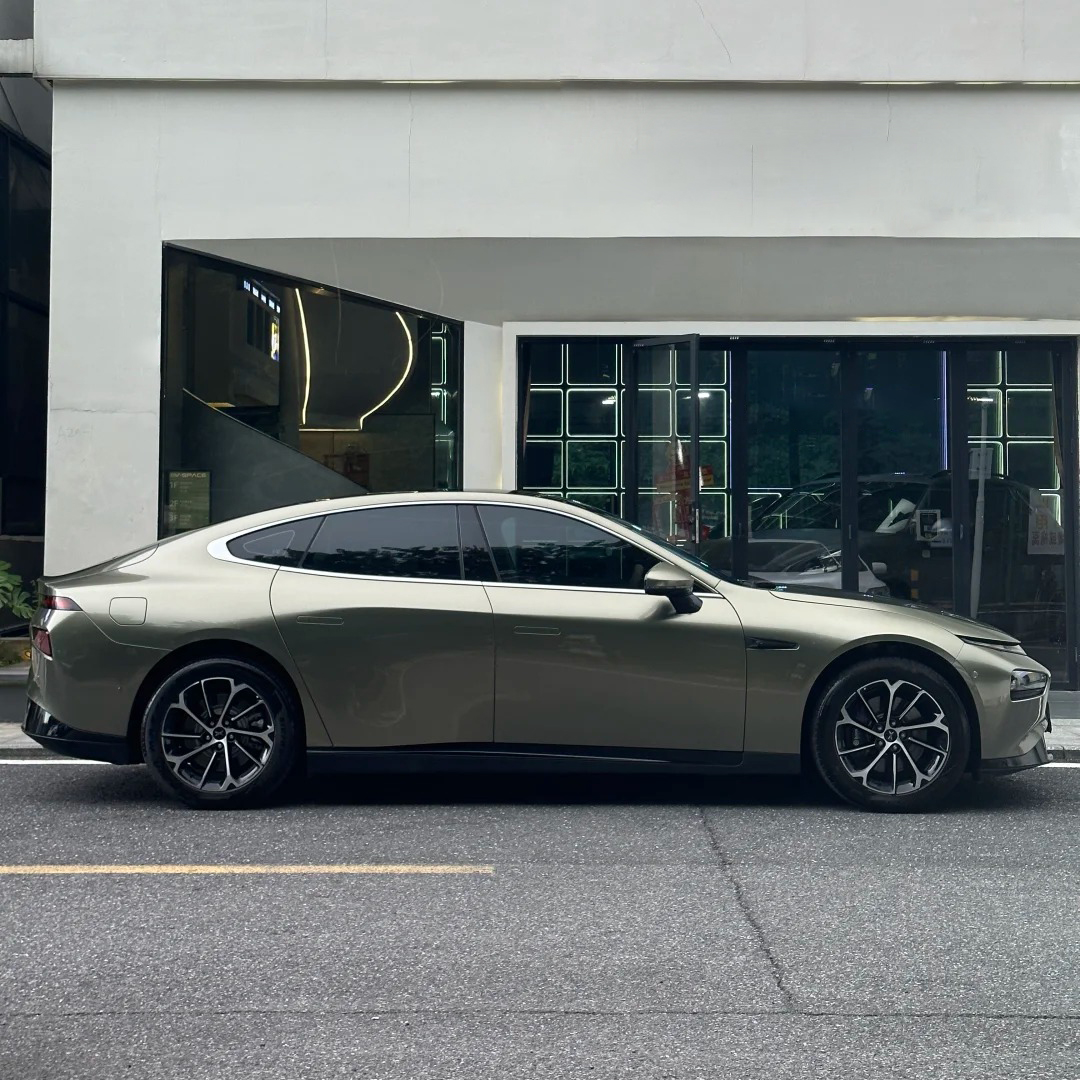 Ravoony Plus PET Glossy Metallic Aventurine Green Car Vinyl Wrap review Leo Zhang 01