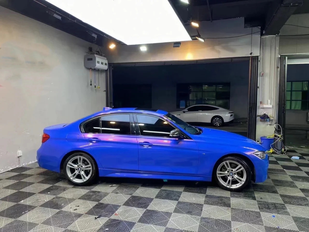 Ravoony Plus PET Glossy Diamond Blue Red Car Wrap review Zara Voss 04