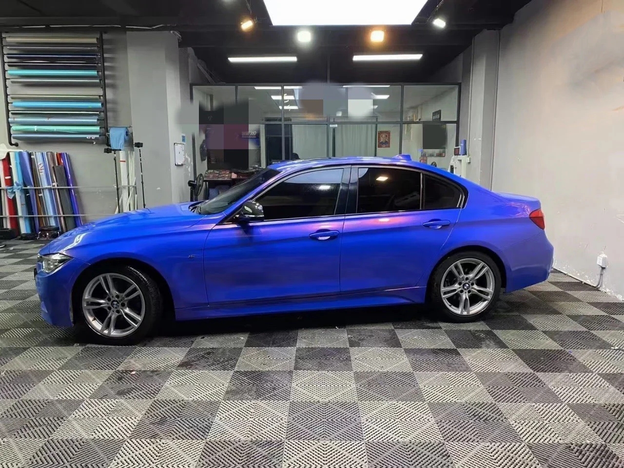 Ravoony Plus PET Glossy Diamond Blue Red Car Wrap review Zara Voss 02