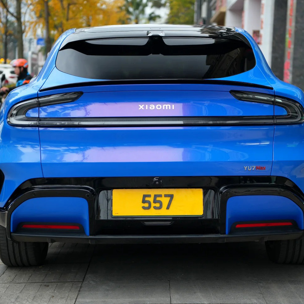 Ravoony Plus PET Glossy Diamond Blue Red Car Wrap review Gemstone Gloss Studio 02