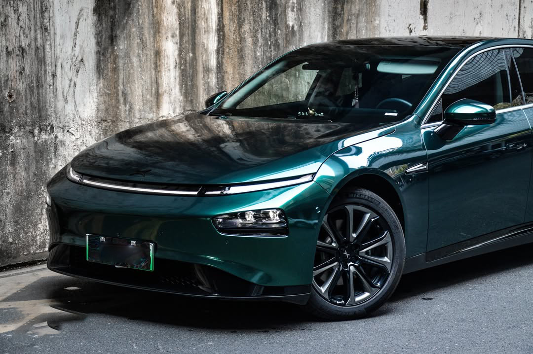   Ravoony Plus PET Glossy Royal Green Vinyl Car Wrap review Sebastian Wrigh 01