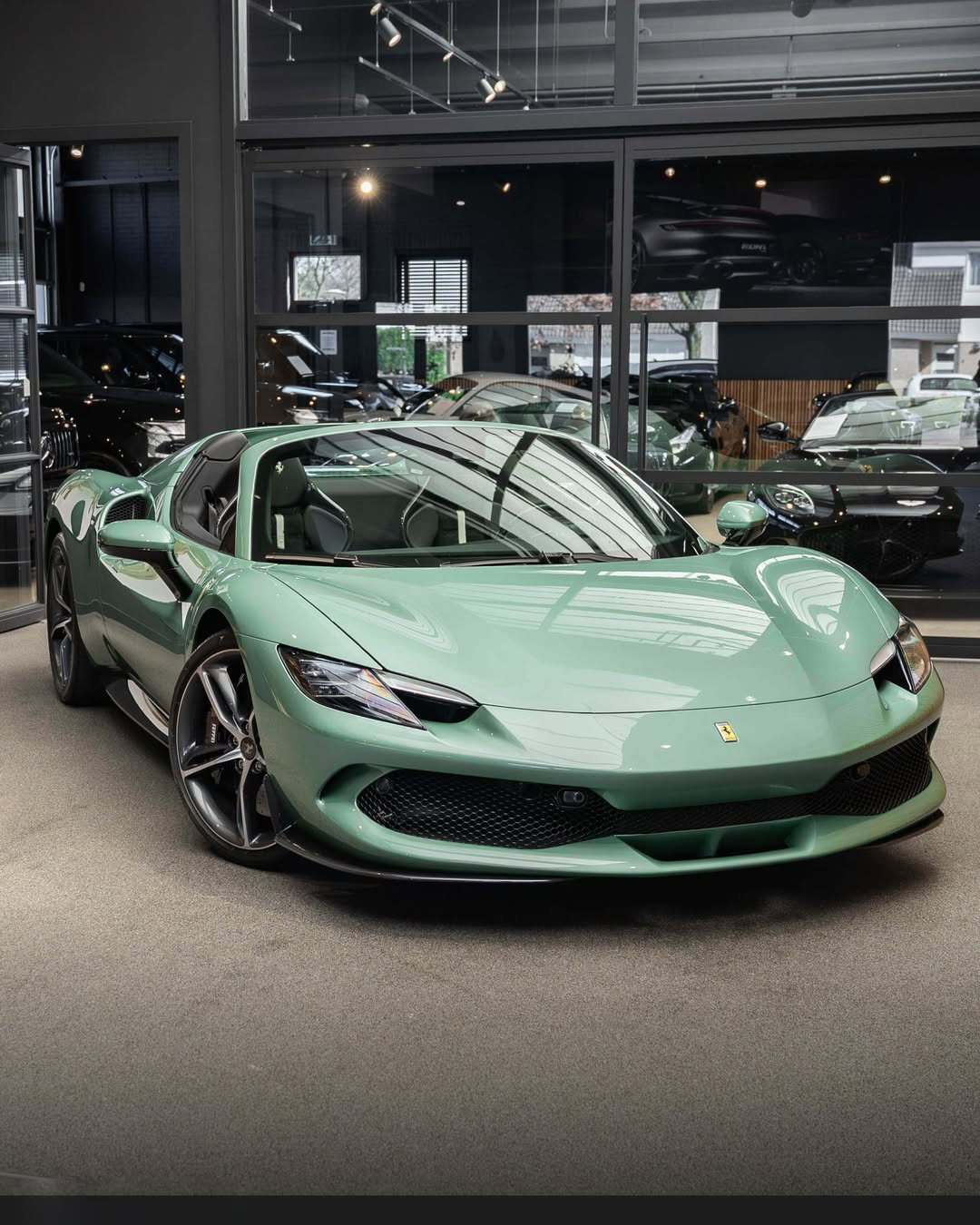 Ravoony Pro TPU Ferrari Gloss Verde Francesca Green PPF Film review Prancing Horse Protection 04