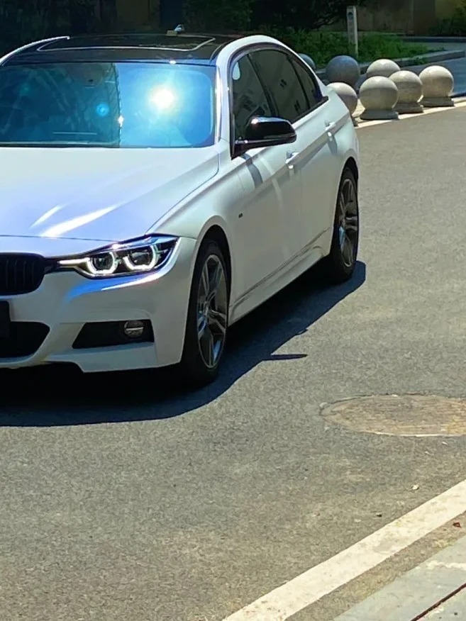 Ravoony Plus PET Glossy White to Blue Car Vinyl Wrap review Prismatic Shift Studio 02