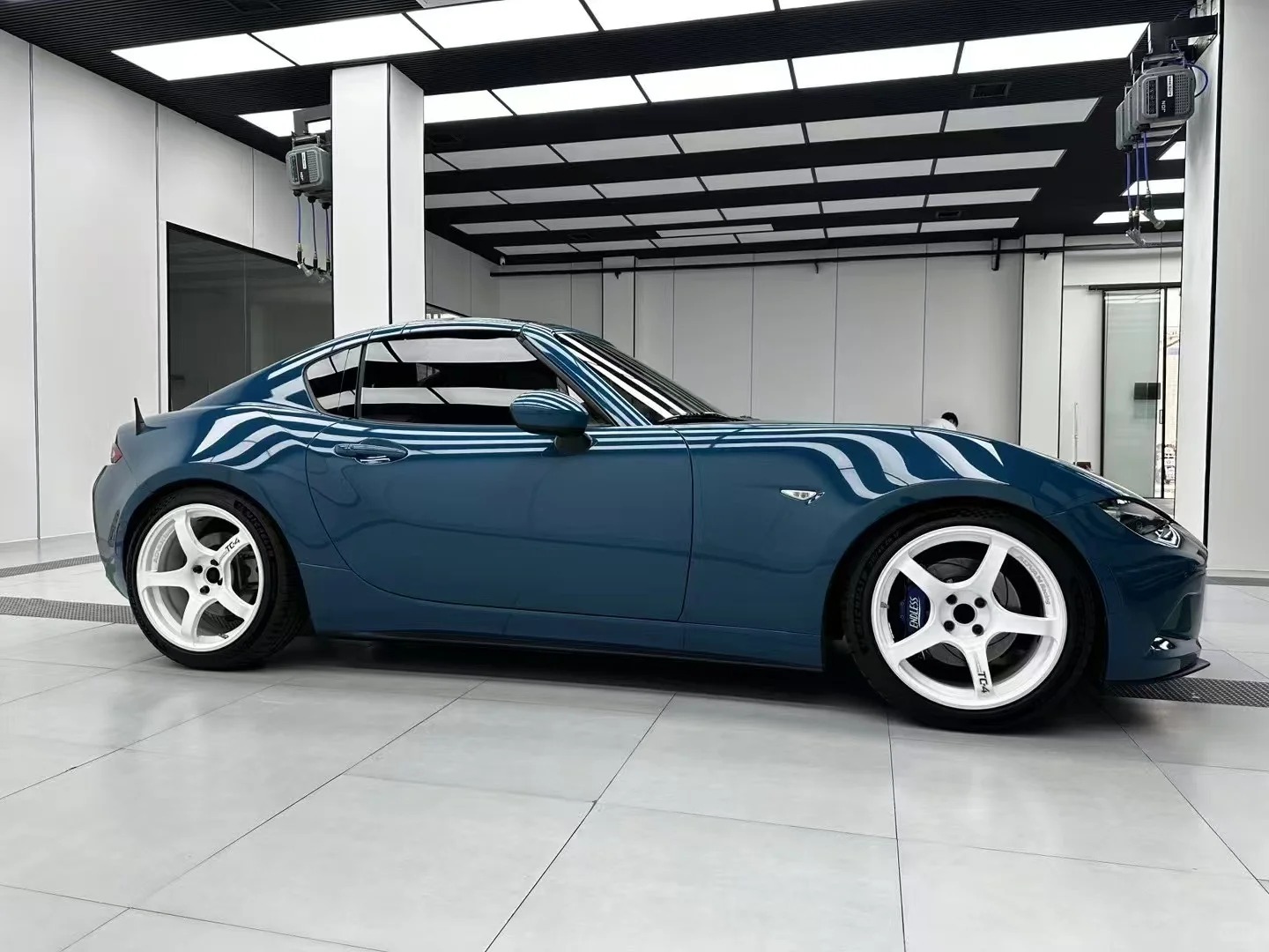 Ravoony Basic PET Gloss Butterfly Valley Blue Vinyl Car Wrap review Horizon Gloss Garage 02